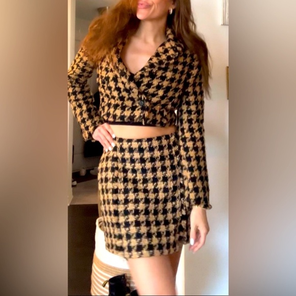 Beige & black mini skirt